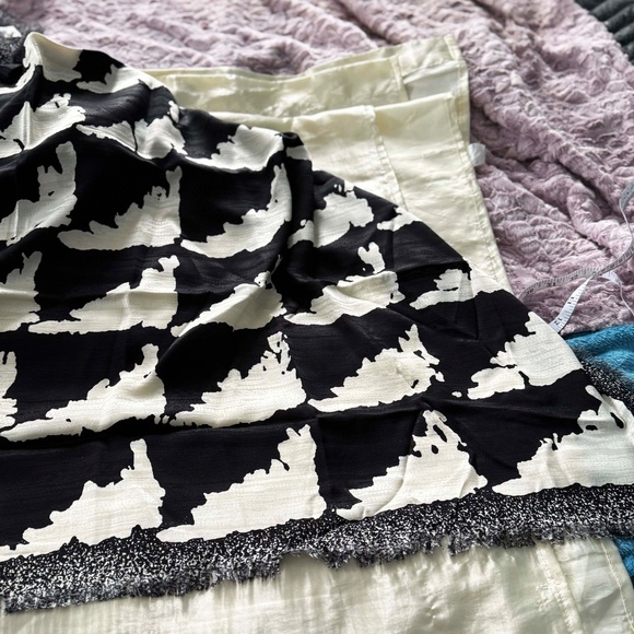 100% SILK SCARF, CHARLES JOURDAN PARIS, BLACK/WHITE, 54 x 52 INCHES, SMALL FRING - Picture 4 of 6